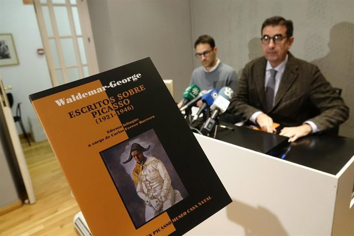 Libro con artículos sobre Picasso