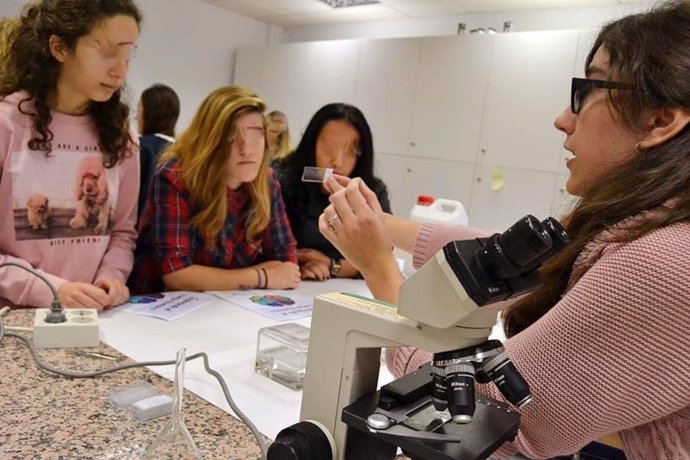 Explorando el cuerpo humano estudiantes secundaria niños alumnos taller UMA biom