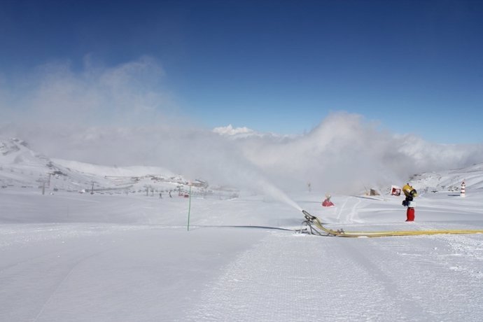 Producción de nieve artificial en Sierra Nevada