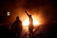 Simpatizantes de Nasralla y militares se enfrentan en las calles de Tegucigalpa