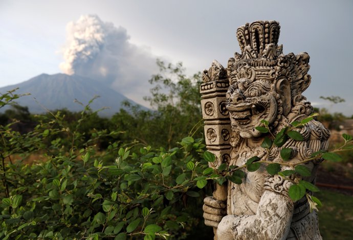 Volcán en erupción en Bali (Indonesia)
