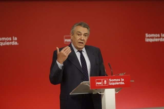 Manuel Escudero en rueda de prensa en la sede del PSOE