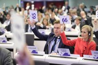 Cifuentes ofrece "estabilidad política y paz social" de Madrid a las regiones de la UE para atraer empresas tras Brexit