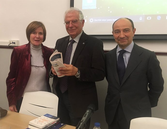 Borrell (centro) con Raul Canosa, del CES Cardenal Cisneros, y Esther Touza