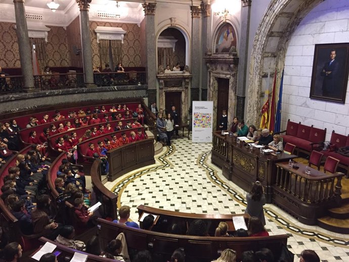 Pleno del Ayuntamiento de València con niños