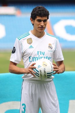 El jugador Jesús Vallejo es presentado en el Santiago Bernabéu.