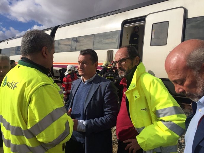 Antonio Sanz y Ricardo Gil-Toresano visitan la zona del accidente ferroviario