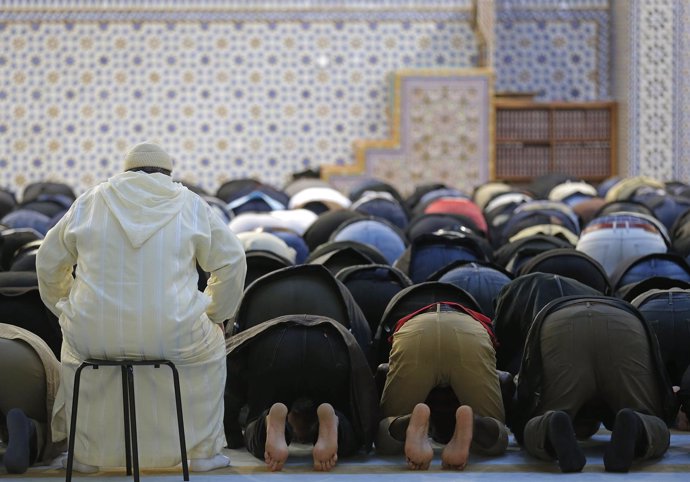 Un grupo de fieles en la Gran Mezquita de Estrasburgo