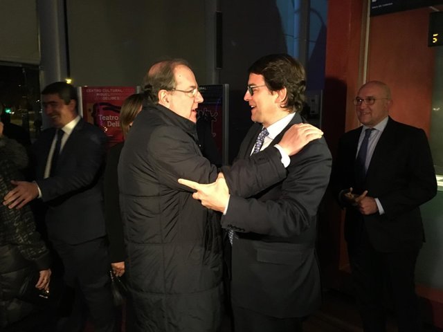 Valladolid.- Herrera y Fernández Mañueco antes de la entrega de premios