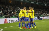 El Cádiz golea al Betis y avanza a octavos con Valencia, Villarreal, Espanyol y Alavés