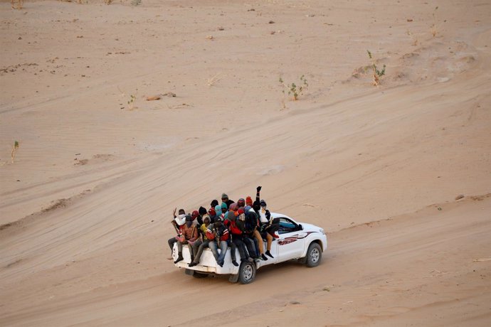 Migrantes cruzan el desierto del Sáhara rumbo a Libia