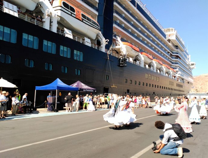 Recepción a un crucero en el Puerto de Almería