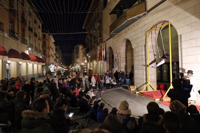 La exposición se ha inaugurado con un espectáculo de circo en la DPH