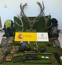 Detenidos cinco cazadores furtivos tras matar un venado en una finca particular de El Pedroso
