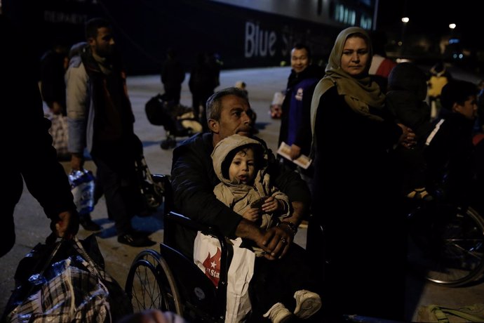 Refugiados llegan al Pireo procedentes de la isla griega de Lesbos