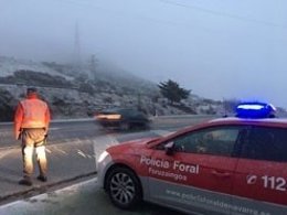 Una patrulla de la Policía Foral vigilando la circulación esta mañana.