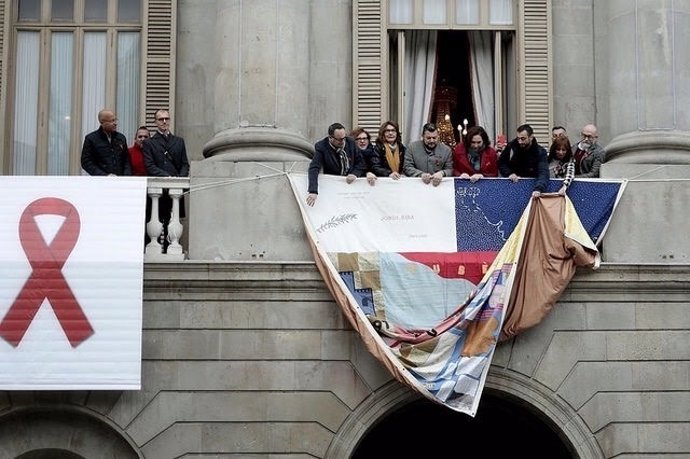 El Ayuntamiento de Barcelona despliega el Tapiz Memorial del Sida