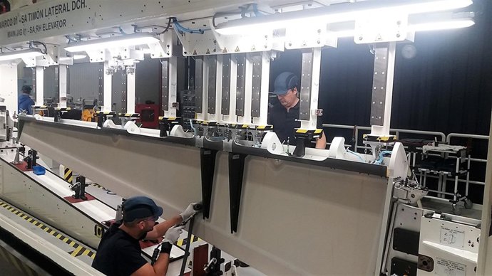 Operarios de Airbus trabajando sobre el timon del A320