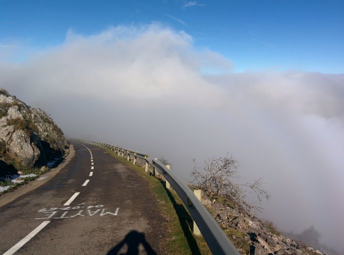 Angliru, nieve, montaña, invierno, carretera nevada, niebla