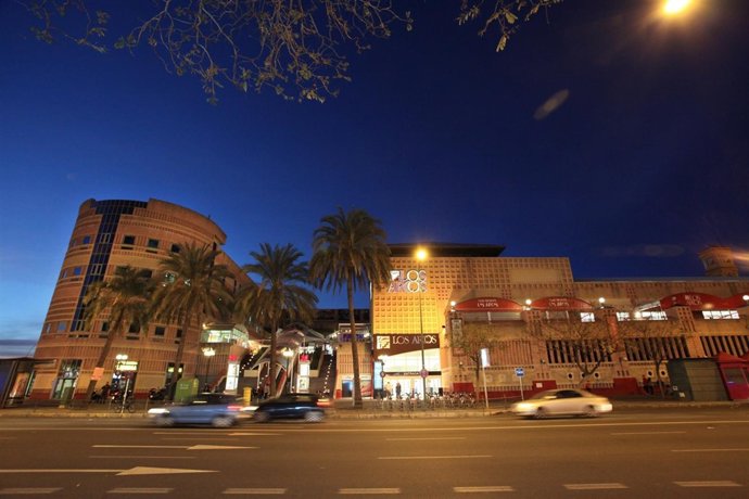 Fachada del Centro Comercial Los Arcos