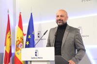 Molina, dispuesto a dar cuenta en las Cortes del viaje a Portugal, anuncia otros "pronto"