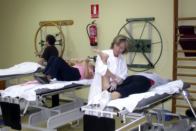 Una fisioterapeuta atén una pacient a Sevilla
