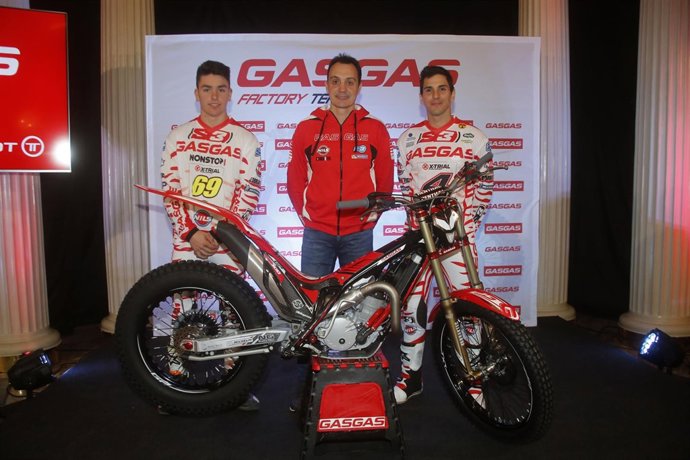 Busto y Fajardo con Marc Colomer en la presentación del GasGas