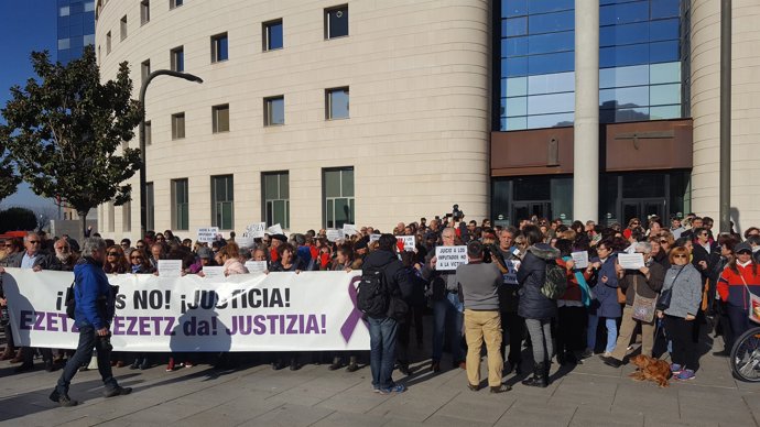 Concentració durant el judici per la suposada violació de Sanfermines.