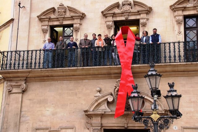 Cort cuelga un lazo rojo de su fachada para concienciar contra el sida