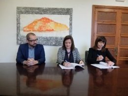 Garrido y Riera firman la adhesión de Manacor a la ADT.