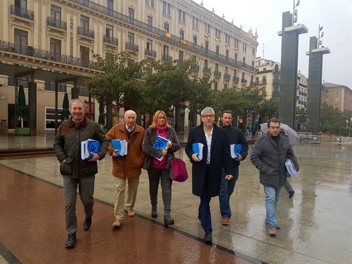 Artajona, junto a otros alcaldes y concejales del PP, hoy en la Plaza del Pilar