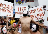 Una hermandad universitaria filipina se desnuda para protestar contra Duterte y los abusos policiales