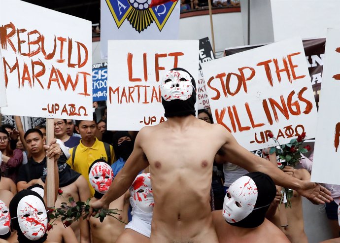 Estudiantes filipinos se desnudan para protestar contra Duterte