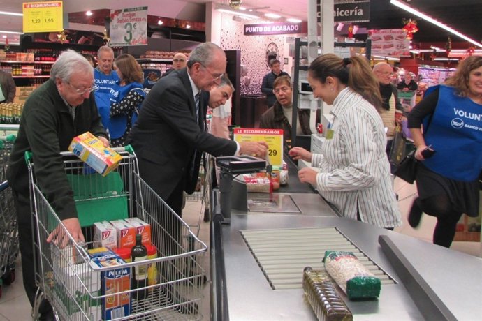 El alcalde, Francisco de la Torre, y Elías Bendodo carro compra Bancosol 2017