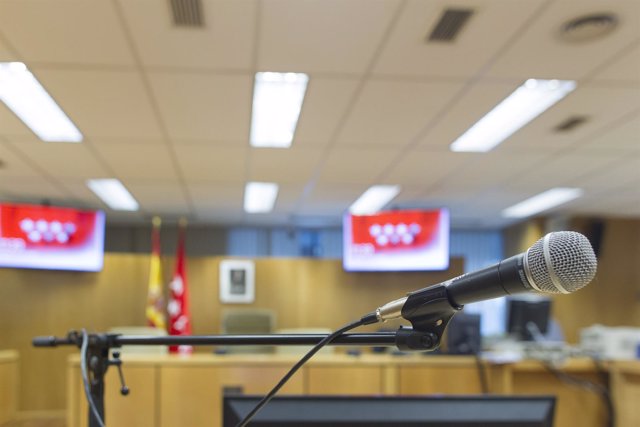 Mesa de acusado, acusados, micrófono de acusado, sala de vistas, sala de juicios