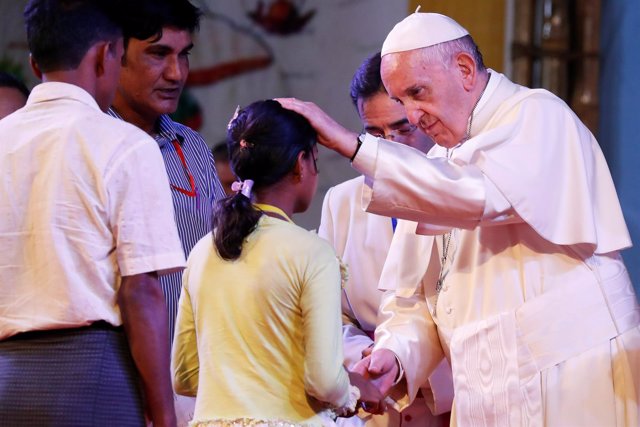 El Papa en un encuentro con refugiados rohingya en Dacca