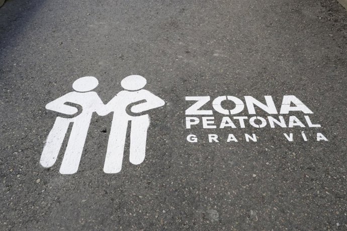 El nuevo espacio peatonal de Gran Vía cuenta con siluetas de parejas gais