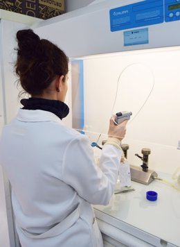 Una trabajadora en un laboratorio del Grupo Suez-Agbar
