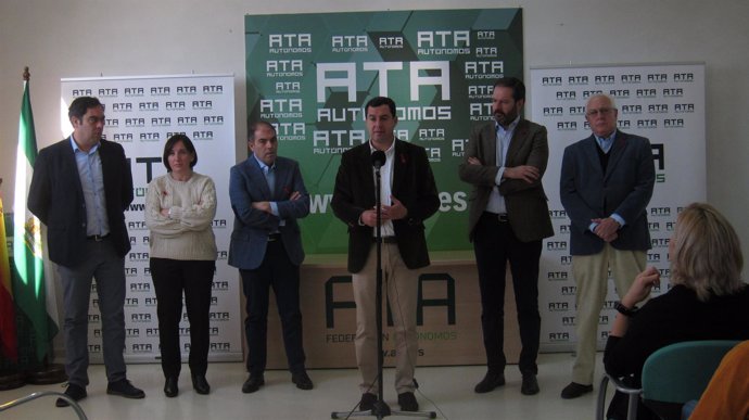 Juanma Moreno con Lorenzo Amor y dirigentes del PP y ATA