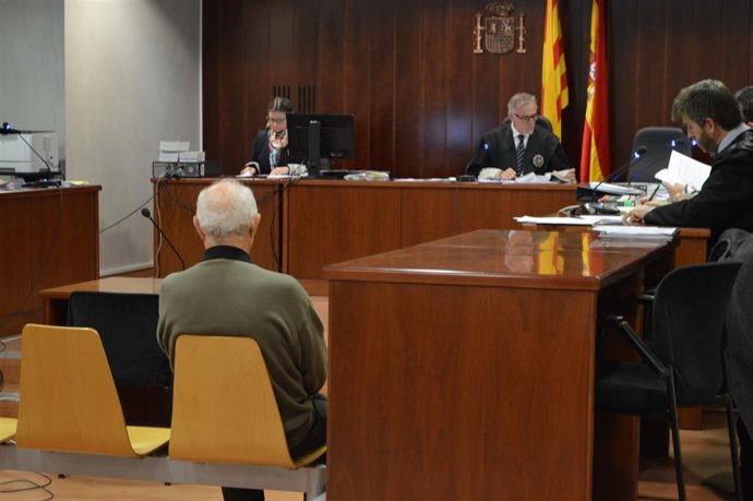 El cazador acusado de homicidio, escuchando el veredicto del jurado popular