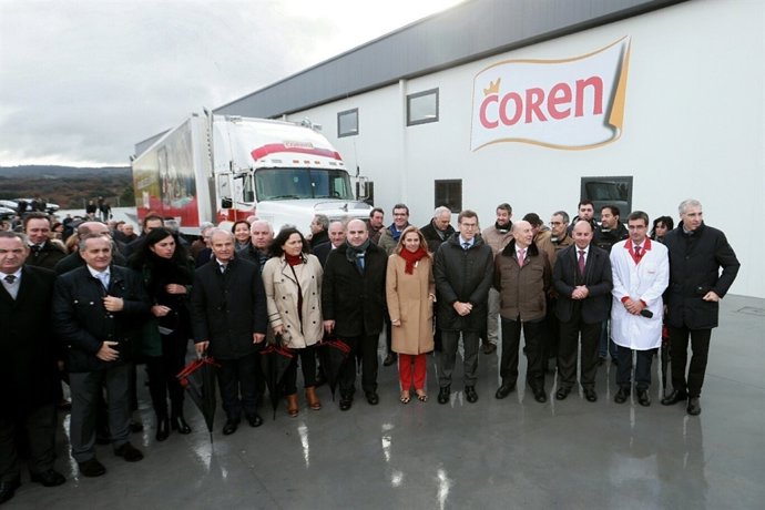 Feijóo visita el centro de selección genética avícola de Coren en Friol