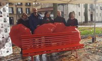 Un banco de color rojo en el Paseo del Arenal recordará el compromiso de Bilbao con la lucha contra el SIDA