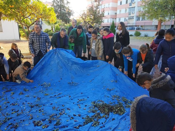 Ruiz (dcha.) visita el colegio Algafequi