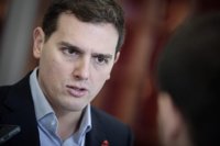Albert Rivera dice que los muñecos colgados de un puente muestran que Cs y PSC comparten rival