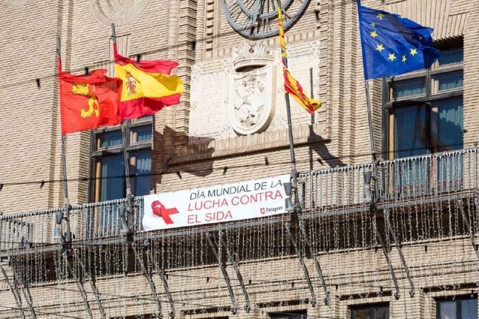 Cartel en el Día de lucha contra el SIDA que luce el Ayuntamiento 