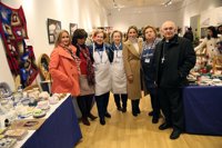 La alcaldesa de Toledo destaca la labor y compromiso de Manos Unidas en la inauguración de su 'Mercadillo Solidario'