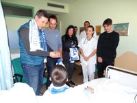 Jugadores del Marbella Fútbol Club visitan a los niños del Área de Pediatría del Hospital Costa del Sol