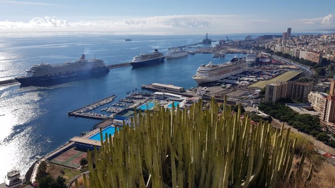 Cruceros en el puerto de Santa Cruz de Tenerife