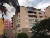 Desalojan un edificio al incendiarse una vivienda en Candelaria