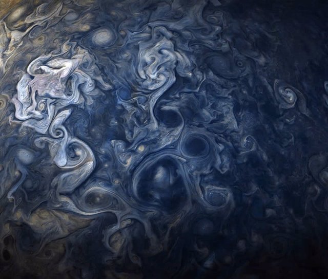 Gases azules sobre Júpiter